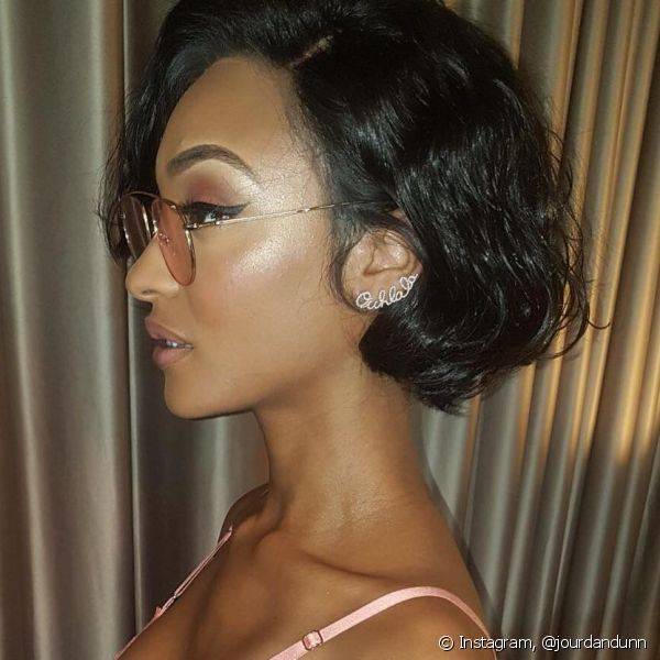 A modelo Jourdan Dunn escolheu uma maquiagem com iluminado poderoso (Foto: Instagram @jourdandunn)